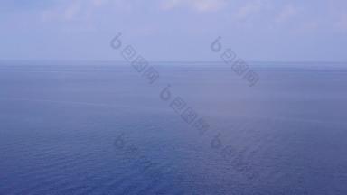 无人机空中景观宁静的岛海滩旅行蓝色的海洋白色沙子背景